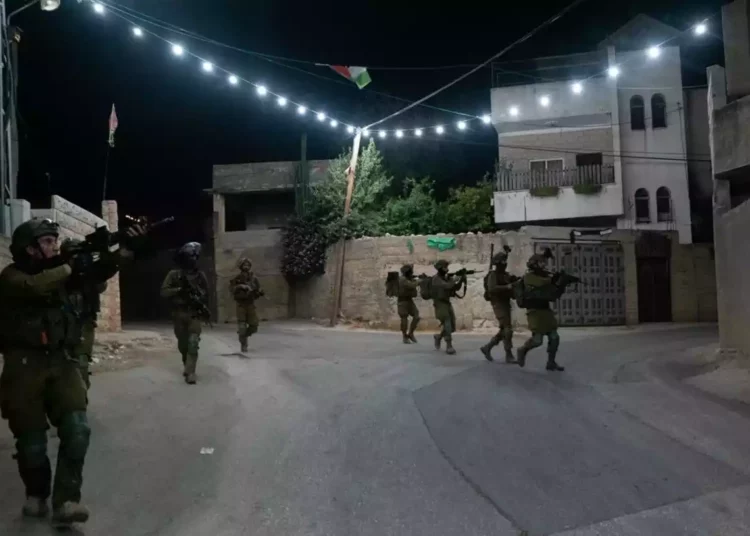 Las FDI detienen a 17 islamistas e incautan armas en una redada nocturna en Judea y Samaria