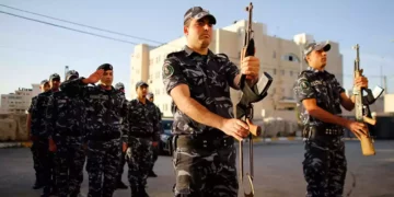 Fuerzas de seguridad palestinas: Policías de día y terrorista de noche