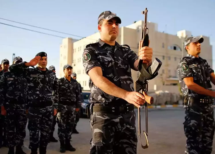 Fuerzas de seguridad palestinas: Policías de día y terrorista de noche