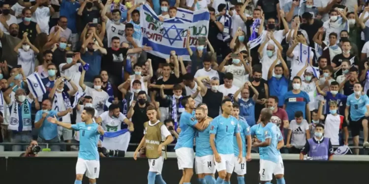 La selección de fútbol israelí se prepara para enfrentar a Islandia este jueves