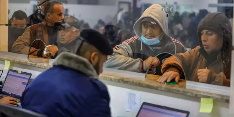 Israel congela la entrada de 2.000 trabajadores más de Gaza tras el ataque con cohetes