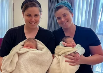 Gemelas idénticas dan a luz a niños el mismo día en Jerusalén