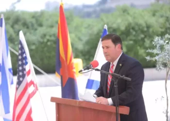 El gobernador de Arizona visita Israel para impulsar los lazos comerciales