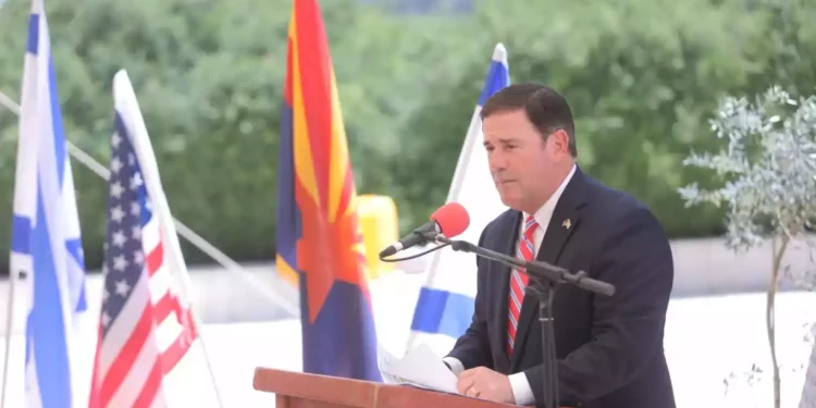 El gobernador de Arizona visita Israel para impulsar los lazos comerciales