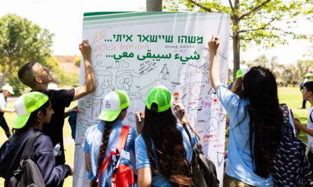 Niños árabes y judíos en Israel plantan un jardín de convivencia