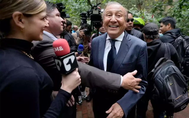 Candidato presidencial de Colombia dice que elogio a Hitler era para Einstein