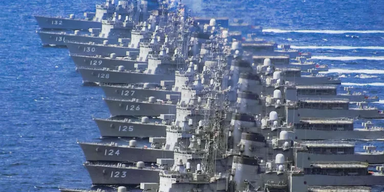 Destructores de clase Hatsuyuki alineados y navegando uno al lado del otro