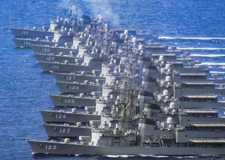 Destructores de clase Hatsuyuki alineados y navegando uno al lado del otro