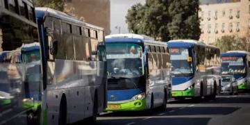 Conductores de autobús van a la huelga en un conflicto creciente con el Ministerio de Transporte