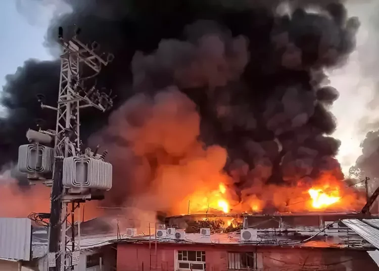 Gran incendio provoca explosiones en un complejo industrial de Haifa