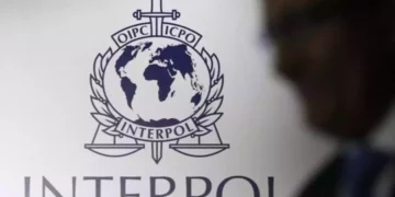 Yair Lapid busca la liberación de israelí detenido en Grecia por la Interpol