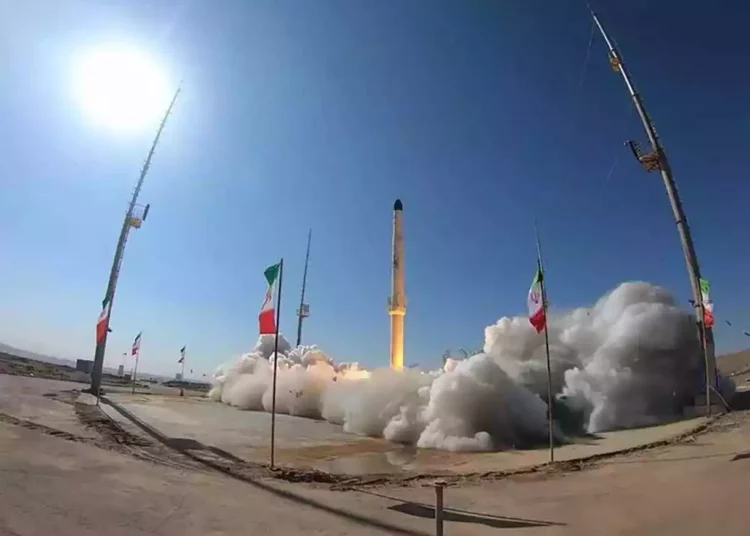 En la última provocación: Irán anuncia la prueba de un lanzador de satélites