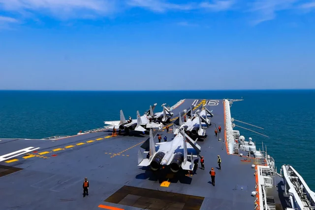 El portaaviones Fujian de China vs. la Armada estadounidense