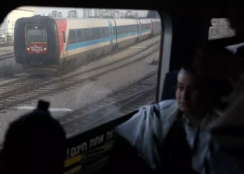 Ilustrativo: Hombres judíos ortodoxos llevan chales de oración durante los servicios en un tren, el 4 de febrero de 2010. (Yaakov Naumi/Flash90)