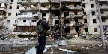 Rusia bombardea un edificio residencial en la capital ucraniana de Kiev
