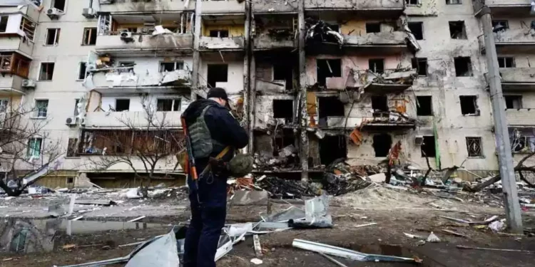Rusia bombardea un edificio residencial en la capital ucraniana de Kiev