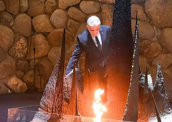 Lapid acude a Yad Vashem y promete que preservará la seguridad israelí