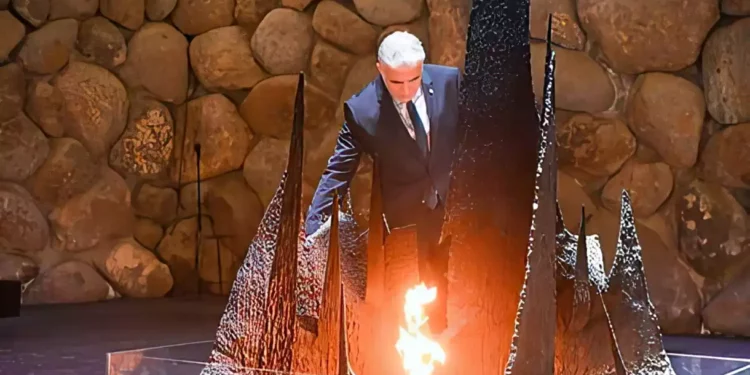 Lapid acude a Yad Vashem y promete que preservará la seguridad israelí