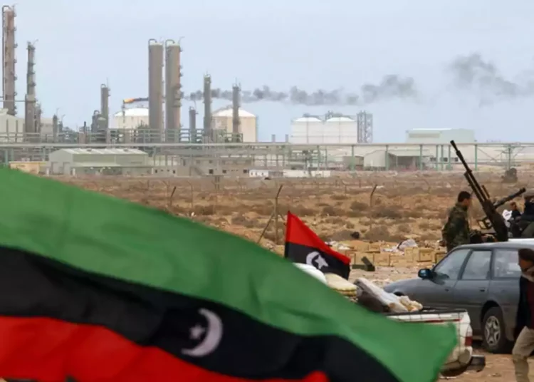 La producción de petróleo en Libia se desploma ante el cierre de yacimientos