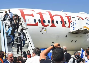 Más de 180 judíos de Etiopía aterrizan en Israel al reanudarse los vuelos de inmigración