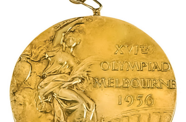 La medalla de oro de Isaac Berger en los Juegos Olímpicos de 1956 en Melbourne. (Lelands vía JTA)