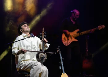 Mark Eliyahu actúa en el escenario durante el concierto al aire libre de Harbiye en Estambul, el 13 de junio de 2022 (Yasin AKGUL / AFP)