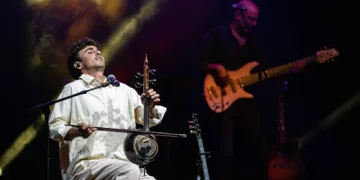 Mark Eliyahu actúa en el escenario durante el concierto al aire libre de Harbiye en Estambul, el 13 de junio de 2022 (Yasin AKGUL / AFP)
