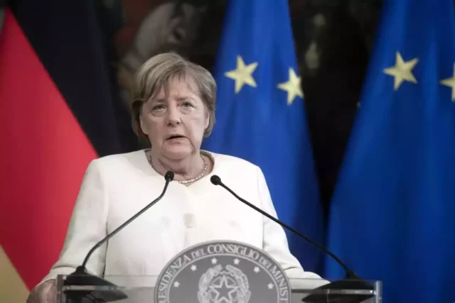 Merkel dice estar dispuesta a mediar conversaciones entre Ucrania y Rusia