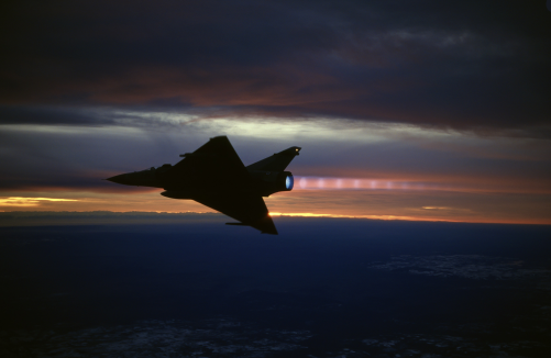 Una impresionante foto de un Mirage 2000C alejándose de su copiloto en postcombustión durante una misión nocturna. Ian Black