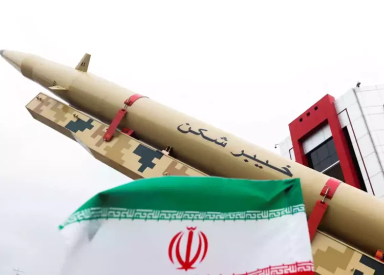Se reportan explosiones en base de misiles del CGRI en Teherán
