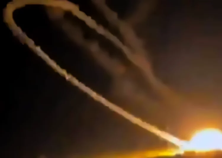Un vídeo parece mostrar un misil ruso que regresa y se estrella en su punto de lanzamiento