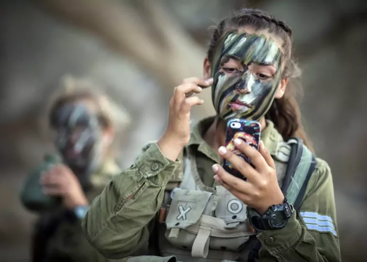 Un alto funcionario del gobierno desestima el plan de permitir que haya más mujeres en las unidades de combate