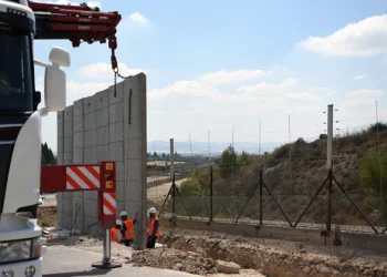 Tras los ataques terroristas, Israel refuerza parte de la barrera de Judea y Samaria con un muro de 9 metros