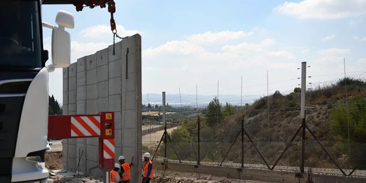 Tras los ataques terroristas, Israel refuerza parte de la barrera de Judea y Samaria con un muro de 9 metros