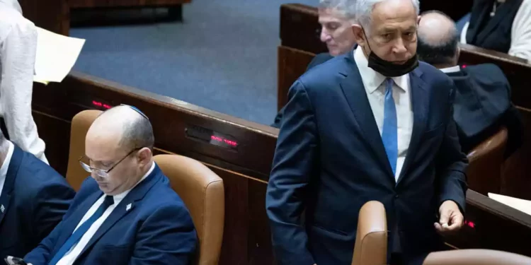 Bennett dice que se resiste al proyecto de ley contra Netanyahu y advierte que la coalición se derrumbará
