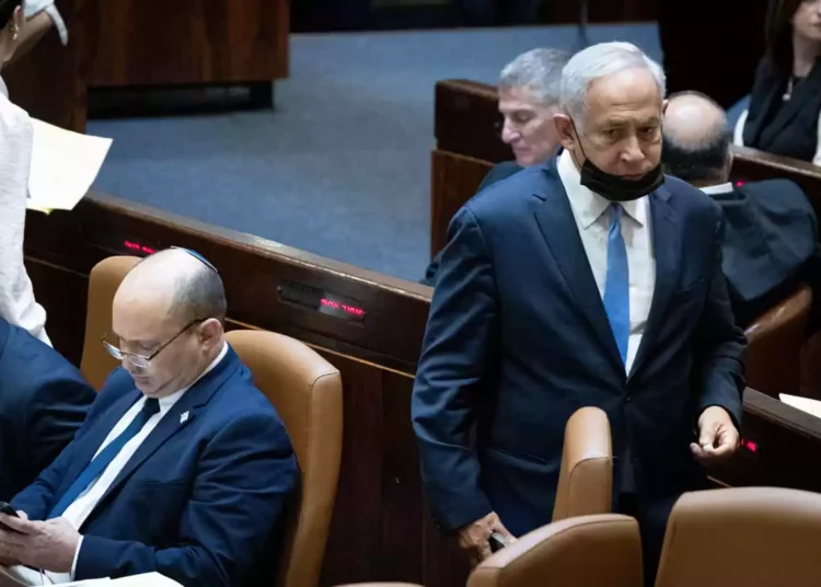 Bennett dice que se resiste al proyecto de ley contra Netanyahu y advierte que la coalición se derrumbará