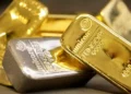 Los precios del oro y la plata bajan pese al aumento de la inflación