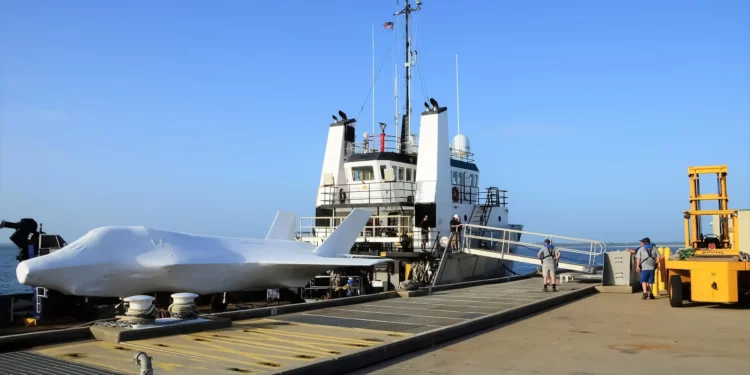 F-35B envuelto en plástico entregado por un buque a la NAS de Pensacola