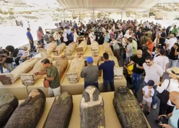 Egipto exhibe un tesoro de artefactos antiguos recién descubiertos