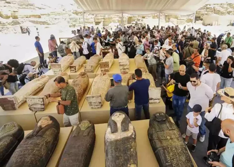 Egipto exhibe un tesoro de artefactos antiguos recién descubiertos