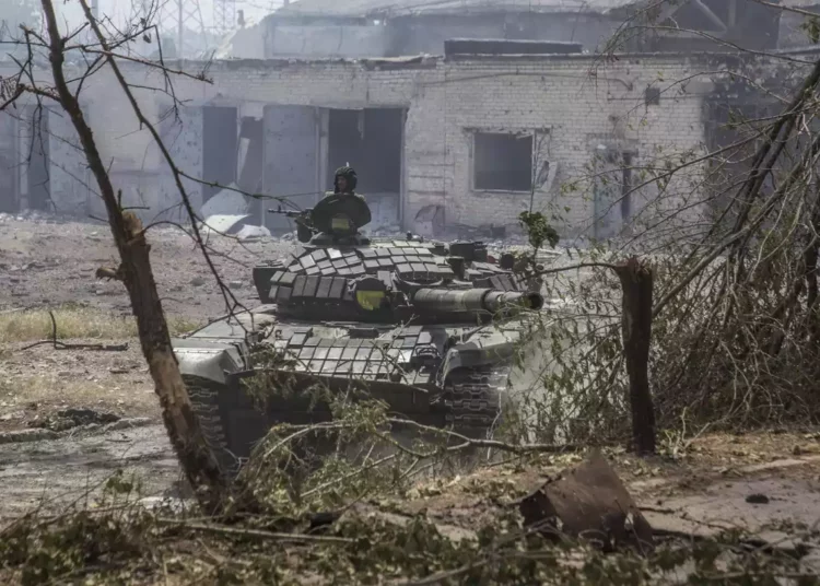 Fuerzas ucranianas se retiran de una ciudad oriental clave ante el avance de las tropas rusas