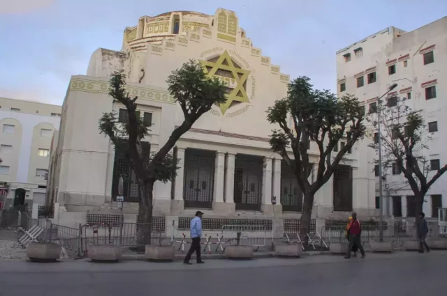 Un atacante apuñala a dos policías frente a una sinagoga en Túnez