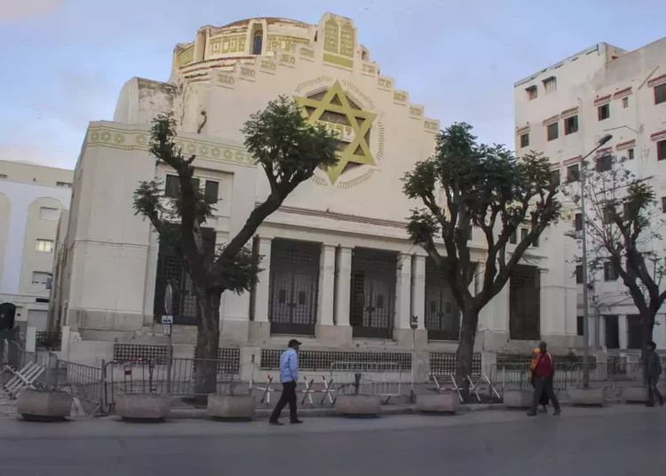 Un atacante apuñala a dos policías frente a una sinagoga en Túnez