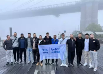 Soldados de las FDI con cicatrices sufridas en servicio llegan a Nueva York para curarse