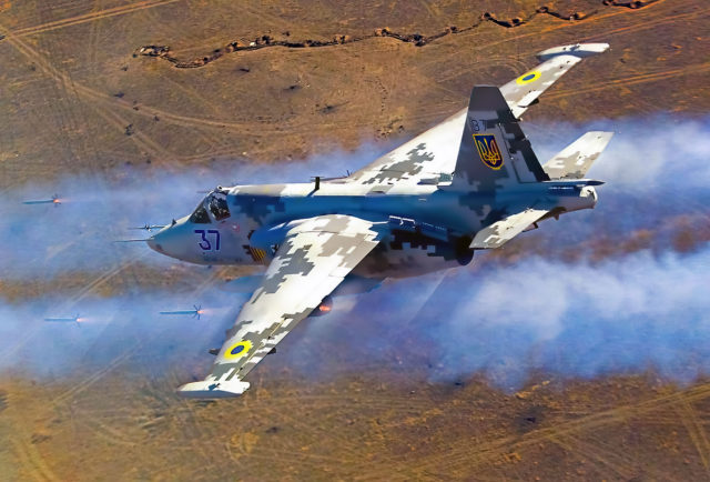 Vea las imágenes en primera persona de un avión militar Su-25 ucraniano