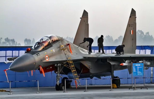 India estudia integrar suite de guerra electrónica en el avión Su-30