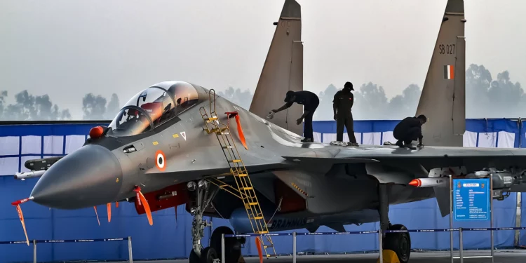 India estudia integrar suite de guerra electrónica en el avión Su-30