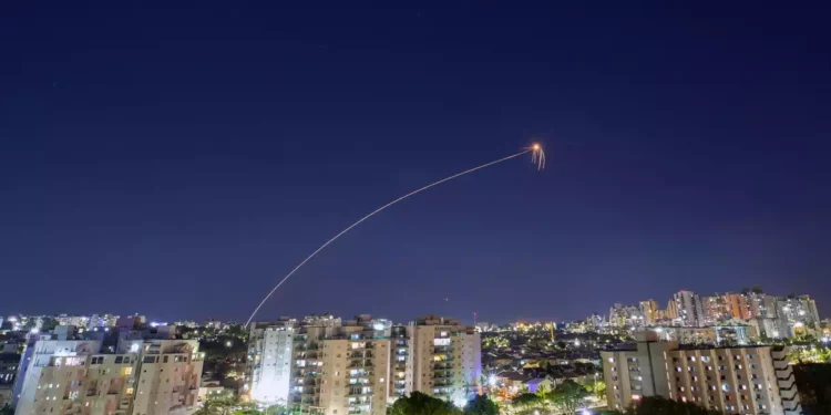 La Cúpula de Hierro de Israel intercepta un cohete de Gaza