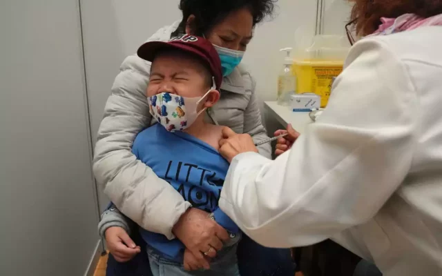 Asesores de la FDA aprueban las vacunas contra el COVID para niños menores de 5 años
