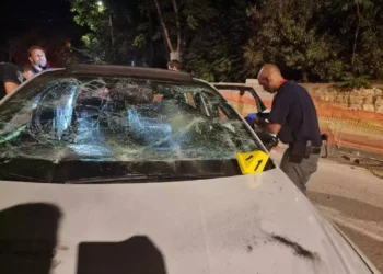 Palestinos atacan a policías en Jerusalén y les roban brevemente el arma